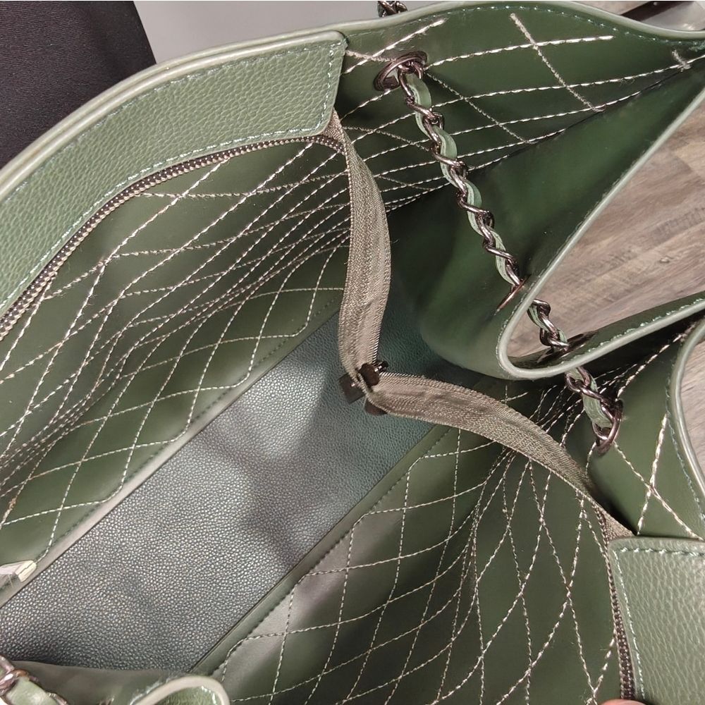 🐢 Green Quilted Vegan Leather Tote. Convertible Strap. - Picture 12 of 15